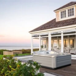 Jacuzzi® J475IP™ - 6 Person Hot Tub With 1 Lounger -Hot Tubs Sales Shop Hot Tub Jacuzzi 475 2020 lifestyle image in garden