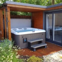 Jacuzzi® J225™ - 4 Person Hot Tub -Hot Tubs Sales Shop J225 Lifesyle 3