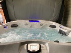 Jacuzzi® J435IP™ - 6 Person Hot Tub With 1 Lounger -Hot Tubs Sales Shop J435platinum