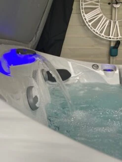 Jacuzzi® J435IP™ - 6 Person Hot Tub With 1 Lounger -Hot Tubs Sales Shop J435platinum4