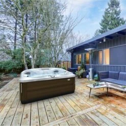 Jacuzzi® J475IP™ - 6 Person Hot Tub With 1 Lounger -Hot Tubs Sales Shop J475 2020 lifestyle image in garden