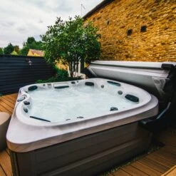 Jacuzzi® J475IP™ - 6 Person Hot Tub With 1 Lounger -Hot Tubs Sales Shop Jacuzzi J475IP 5 6PersonHotTub square 3