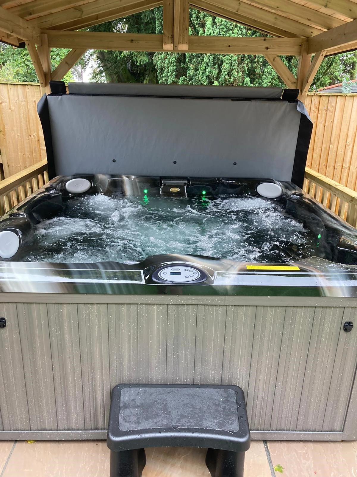 Jacuzzi® J235™ - 5-6 Person Hot Tub With Gazebo Package 7 Jacuzzi® J235™ - 5-6 Person Hot Tub With Gazebo Package - Image 7
